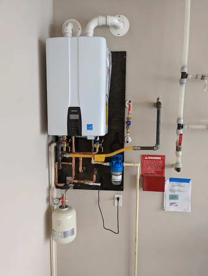 Professional plumber installing copper piping in a EspaÃÂ±ola home